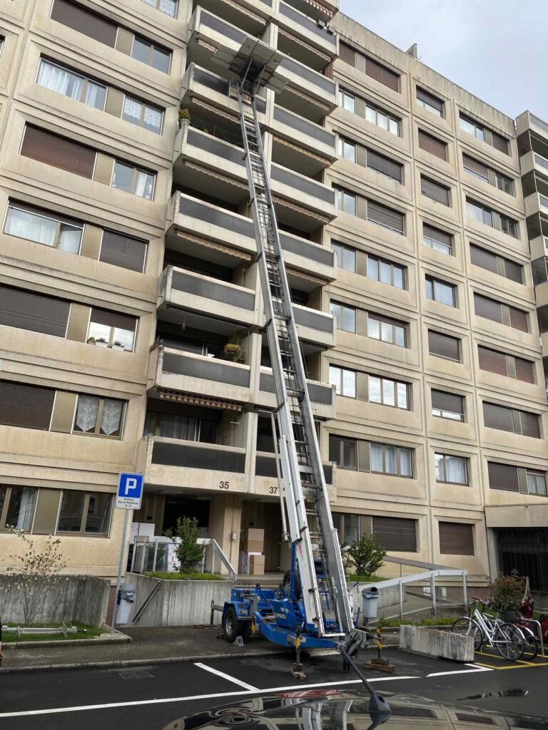 service de déménagement │ grue pour le levage d'éléments dans les bâtiments